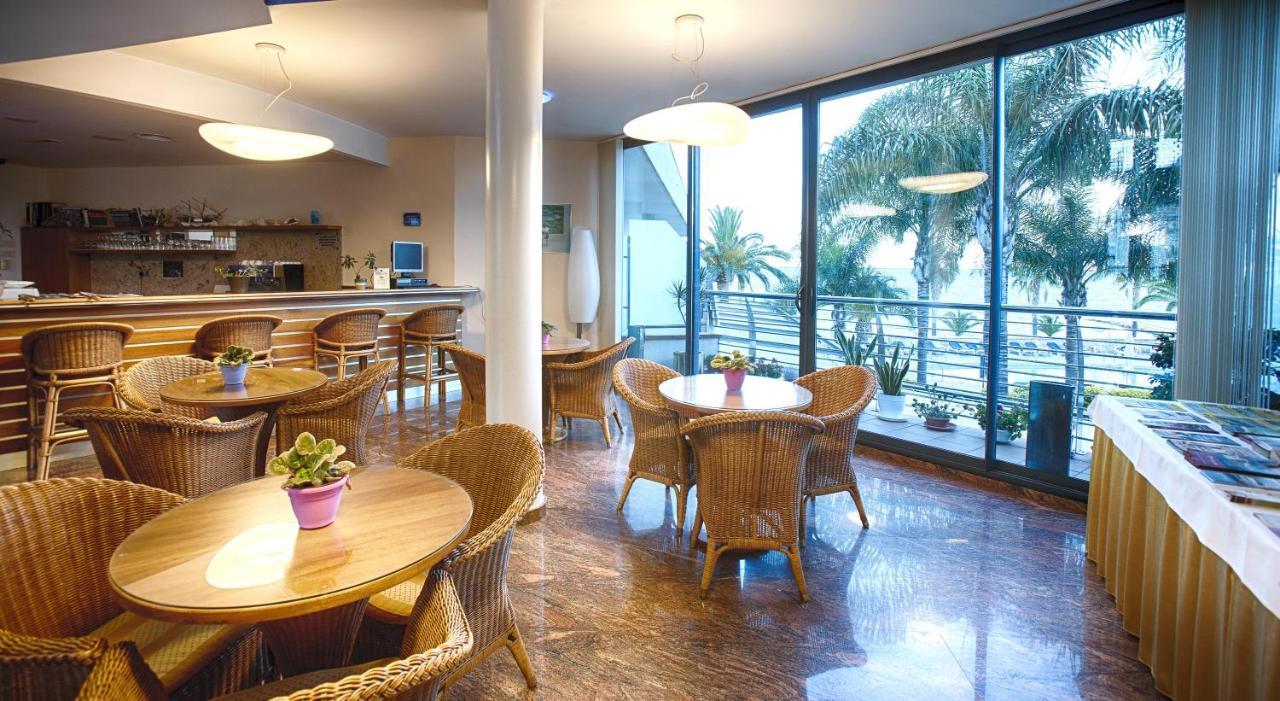 Hotel Miami Mar Sant Carles De La Rapita Bagian luar foto